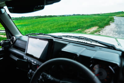 運転席からは車両前方のパイロンが見えない