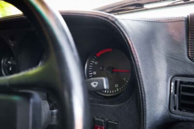 9万スイスフラン~12万スイスフラン(邦貨換算約1660万円〜約2200万円)で現在も販売中のポルシェ「924カレラGT」(C)Bonhams