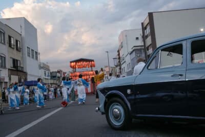 日が落ちると櫓の提灯に灯りが入り、さらにお祭りの雰囲気が高まっていく。桐生音頭とクラシックカーの、幻想的な共演がはじまった