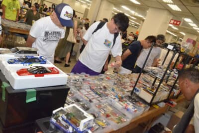 お目当てのミニカーを見つかるまで探し出す