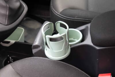 ルノー カングー：カングー専門店「スターロックカンパニー」のオリジナルドリンクホルダーも、アラジンストーブのカラーで仕上げられている。まるで別の商品に見えるほどの塗装のでき栄えで、欲しくなってしまう逸品だ