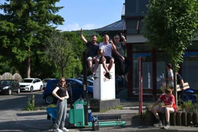 斬新なスタイルでパレードを楽しむ地元の若者たち