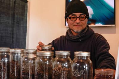 愛媛県新居浜市荷内浜にあるカフェ“みんなのコーヒー”で美味しいコーヒーを淹れてくれるヒラタさん。無類の乗り物好きバリスタとして話を楽しみに来る常連客も多い