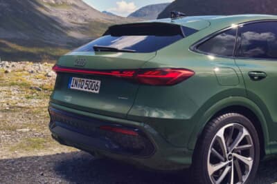 アウディQ5：高い位置にあるリアバンパーや鋭く傾斜したリアウインドウでシャープな造形