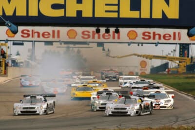 メルセデス・ベンツ CLK‐GTR:1997年6月29日、ベルント・シュナイダー/クラウス・ルートヴィヒ組はニュルブルクリンク4時間レースで最速タイムを記録するなど快走し優勝。またチームメイトのアレッサンドロ・ナンニーニ/とマルセル・ティーマン組が2位に入り、CLK-GTRは見事1・2フニュシュを達成。写真は激闘のレース