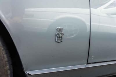 いすゞ 117クーペ：ボディサイドには獅子マークが装着された