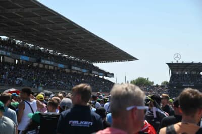 スタートグリッドもスタンドも人で溢れ返る決勝スタート前