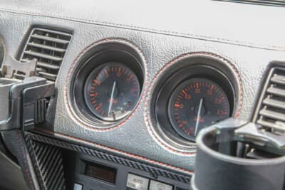 日産 Z31型フェアレディZ:追加メーターは純正メーターに近いデザインで同じカラーのオレンジにするためにHKS製をチョイス