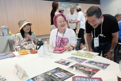 当時FISCOでオフィシャルとして多くのレースを見守った女性が、懐かしい写真を持参。レースファンたちに裏話などを披露し、楽しませてくれた
