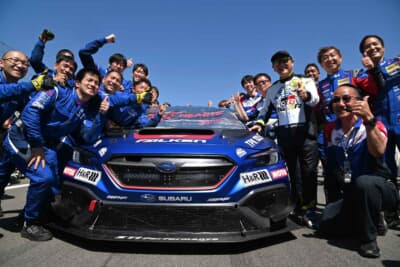 スタートグリッドではトヨタGRのMORIZO選手も加わって記念撮影