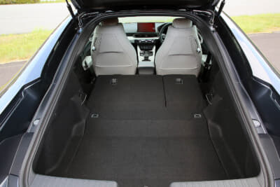 6代目プレリュード：リヤハッチを開くとスーツケース2個を収納できるラゲッジルームが出現。リヤシートは7：3分割可倒式