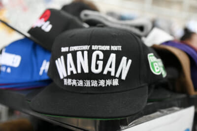 帽子をよく見ると「WANGAN」の文字