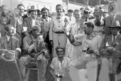 1928年7月15日、ニュルブルクリンクで開催されたドイツGP。勝利を祝うメルセデス・ベンツのレーシングチーム。上段左5番目からヴェルナー、カラッチオラ、メルツ、レース監督のノイバウアー。下段左からポルシェ博士、ヴァルプ、カルステンス、キンペル、シッパート。メルセデス・ベンツはタイプSSでトップ3を独占