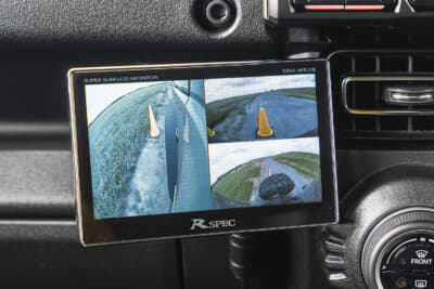 データシステム5インチワイドのスーパースリムモニター。マルチカメラスプリッターを追加すれば、最大4つの映像を表示できる