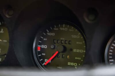 9万スイスフラン~12万スイスフラン(邦貨換算約1660万円〜約2200万円)で現在も販売中のポルシェ「924カレラGT」(C)Bonhams