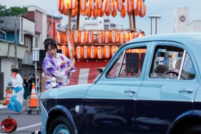 日が落ちると櫓の提灯に灯りが入り、さらにお祭りの雰囲気が高まっていく。桐生音頭とクラシックカーの、幻想的な共演がはじまった