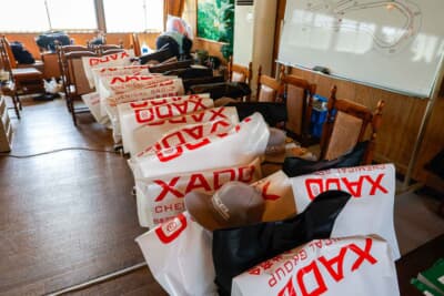 XADOやディクセルなど、シリーズを応援するメーカーからの協賛品が数多く贈られる