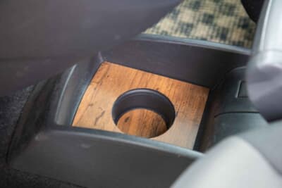 ルノー カングー：純正ドリンクホルダーにはウッドパネルでワンポイント加工。こちらも元カングーオーナーが製作・販売するものを装着。お気に入りポイントになっている