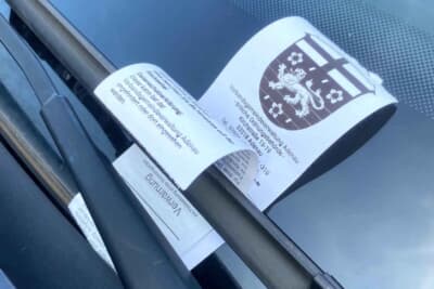 駐車違反の取り締まりが非常に強化されたアーデナウの町。あちらこちらの駐車しているクルマのワイパーには違反切符が挟まっていました