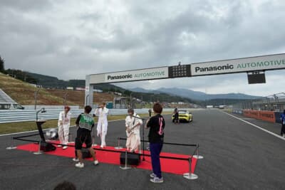 SUPER GTのレース前には、国歌斉唱や名誉スターターによるセレモニーが行われるのよ〜