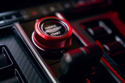 アストンマーティン・ヴァンテージS：ロータリーダイヤルはビレットアルミ製。赤のアルマイト仕上げで５つのドライブモードを操作する
