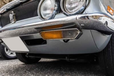 いすゞ 117クーペ：足まわりはイスズスポーツのサスペンションでフロントをローダウンし、純正状態で見られる尻下がりの姿勢を補正している