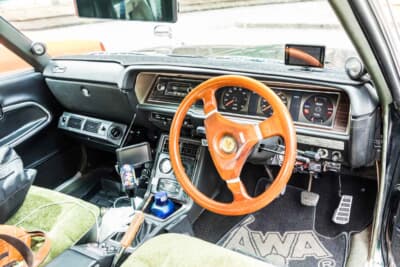 日産 ローレル：ステアリングは懐かしいMOMO製フルウッドで、ローレル購入を知った友人からのプレゼントされた