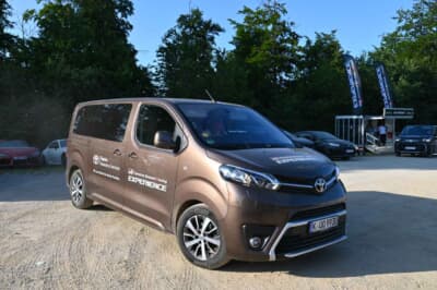 このイベント用にプロエース（日本名ハイエース）のシャトルが巡回いていて便利です