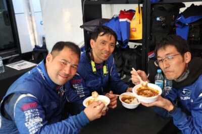 チームのみなさんのおいしそうな笑顔 ＜写真提供STI篠田さん＞