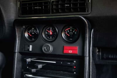 9万スイスフラン~12万スイスフラン(邦貨換算約1660万円〜約2200万円)で現在も販売中のポルシェ「924カレラGT」(C)Bonhams