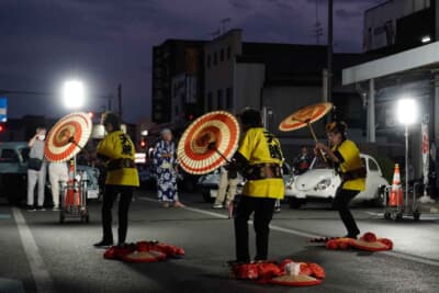 会場となった錦町櫓前で迎えた「クラシックカー in 桐生八木沢節まつり」のフィナーレ。八木沢節にあわせて踊る人々の背景には、地元が誇る名車・スバル360が映えていた