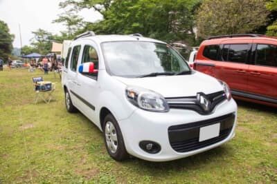 ルノー カングー：ミラーはトリコロールカラーを採用