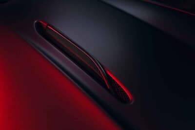 アストンマーティン・ヴァンテージS：ボンネットブレードは2×2ツイルカーボン仕上げ