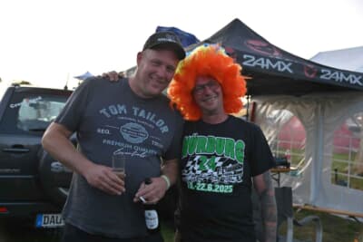 ファン同士でビールを飲んでゴキゲン