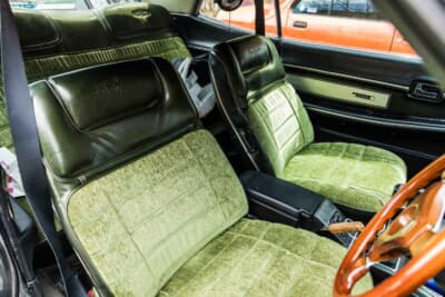 日産 ローレル：シートはブラックレザーとグリーンファブリックで張り替えられ、SGX用のドアパネルも備わる