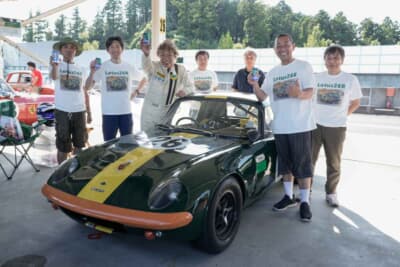 優勝候補と見られていたロータス 26Rのチーム、スタート直後のスピン、エンストからの最後尾ダウンから怒涛の追い上げを見せるもトップに1周及ばず2位であった