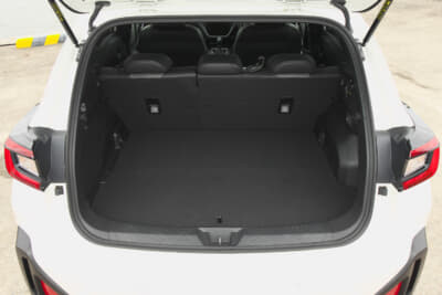 スバル クロストレックS:HEV：5人乗車時のラゲッジルーム容量は315L。リアシートを倒せば最大で926Lまで拡大