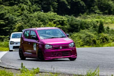 スズキ アルト：各車のカラーリングも個性が豊かになってきた。写真は全塗装した310#佐藤翼のマシン