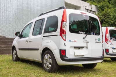 ルノー カングー：トリコロールエンブレムステッカーや、当日のイベントコミュニティ「タマカングー」のステッカーなどがリアまわりに貼られているが、シンプルな雰囲気に仕上がっている