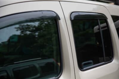 ルノー カングー：日本のミニバンにはない複雑なボディ造形も魅力。バックミラーに映る姿が「たまらなく可愛い」と語る純正パーツ。こまめに最適なコーティング剤で手入れし、美しい状態を保っている