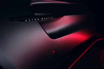アストンマーティン・ヴァンテージS：フェンダーのSバッジはレッドのガラスエナメル製