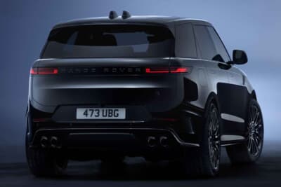レンジローバー・スポーツSV ブラック:黒い塊な佇まいは、標準モデルにないマッシブ感を表現する