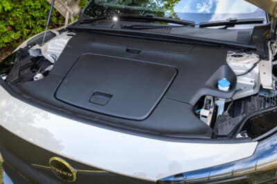 EX30 Cross Country Ultra Twin Motor Performance:フロントフードを開けるとボックスがある