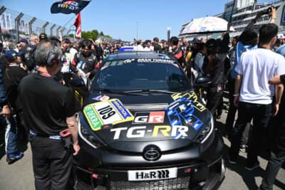 ニュルのスタートグリッドは大混雑