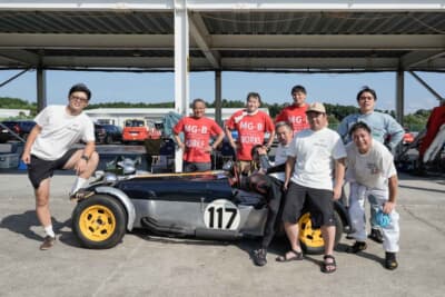 若者たちで構成された1970年式ロータス セブンチーム。完熟走行でリタイヤしたMG-Bチームの若者もチームメイトになり完走を喜びあう