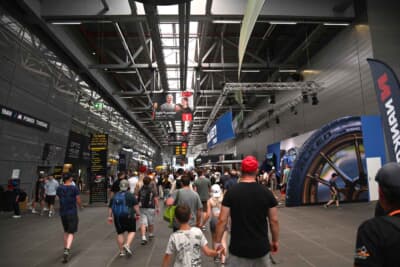 グラスタ裏のイベントエリアはショップや展示ブースが充実しています