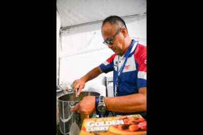 ひたすら玉ねぎを真剣に炒め続ける広報部長の篠田さん