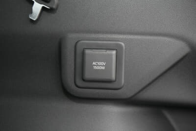 スバル クロストレックS:HEV：ラゲッジルームに装着される100Vアクセサリーコンセントはオプション
