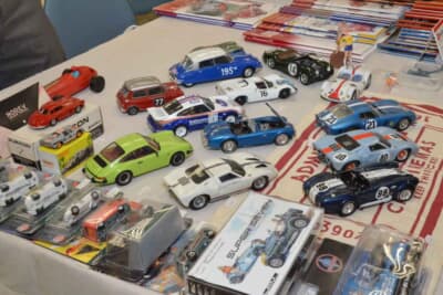 溝呂木陽さん：ブースでは、毎回自ら製作したプラモデルや、自身が出版しているクルマの画集、自動車模型の雑誌などを展示・販売している