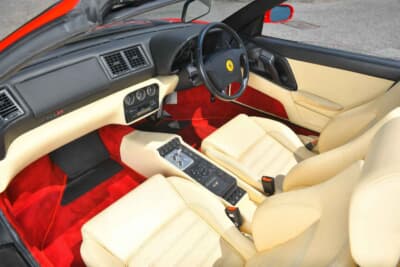 9万7750ポンド（邦貨換算約1444万円）で落札されたフェラーリ「F355スパイダー」（C）Bonhams